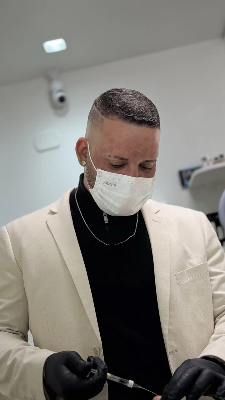 Dr. Giovani Almeida preparando um procedimento