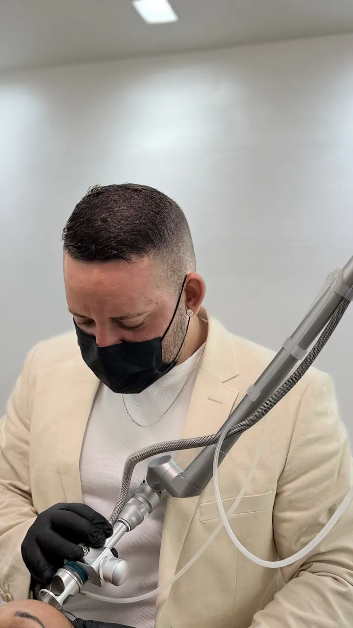 Dr. Giovani Almeida realizando procedimento a laser
