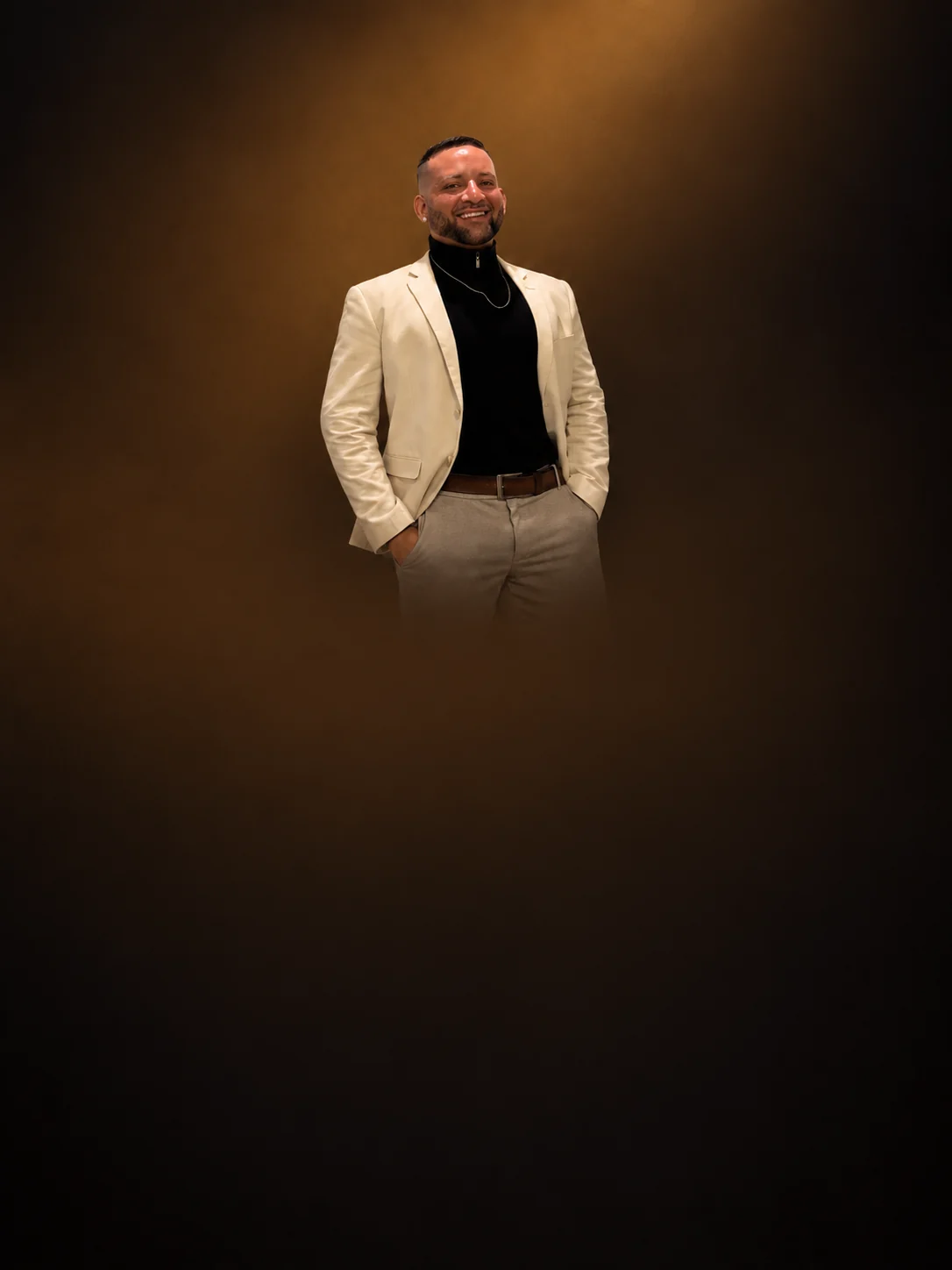 Dr. Giovani Almeida, de blazer claro, sorrindo